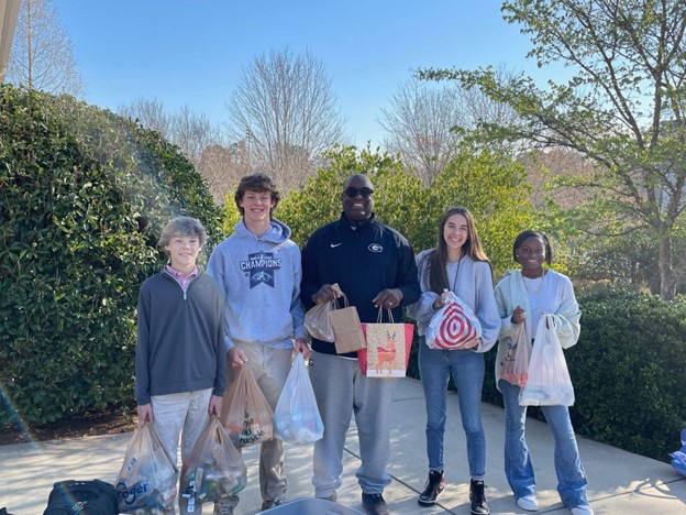 9th grade student council members Robert Beckum, Hampton Johnson, Renee Cargill, and Siena Avolio (not pictured) donating the Freshman drive collections to Sparrow’s Nest. 